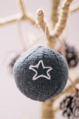 round ornaments and candy pieces - pattern - Image 3